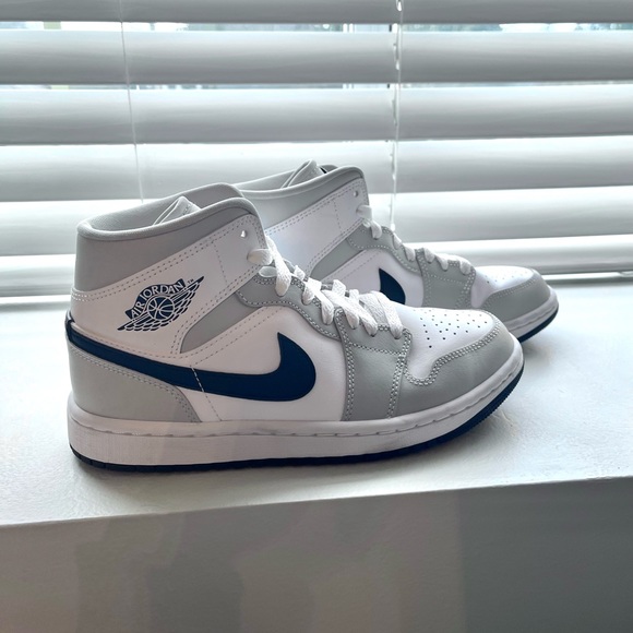 Air Jordan 1 Mid “Grey Fog” US Women Size 6.5 - Picture 6 of 7